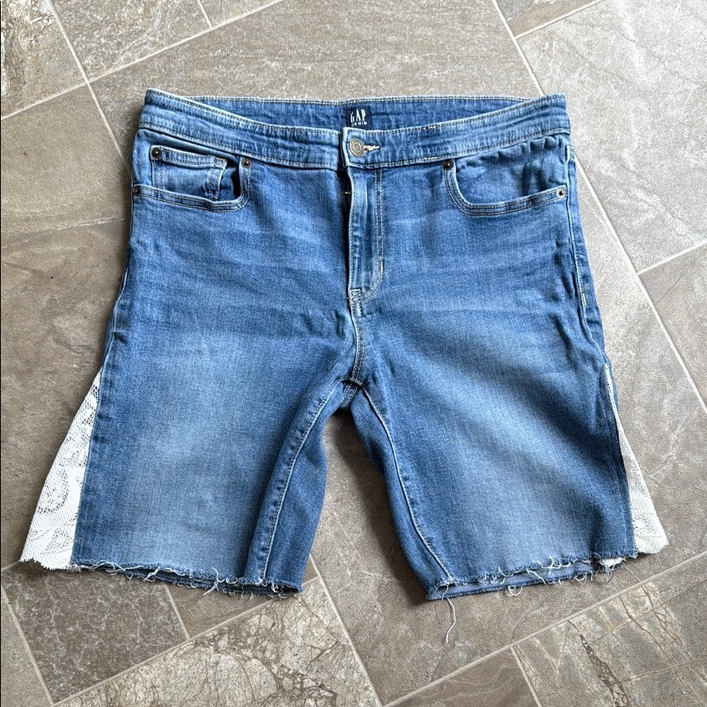 Gap denim flare Bermuda style flare scalloped shorts size 31